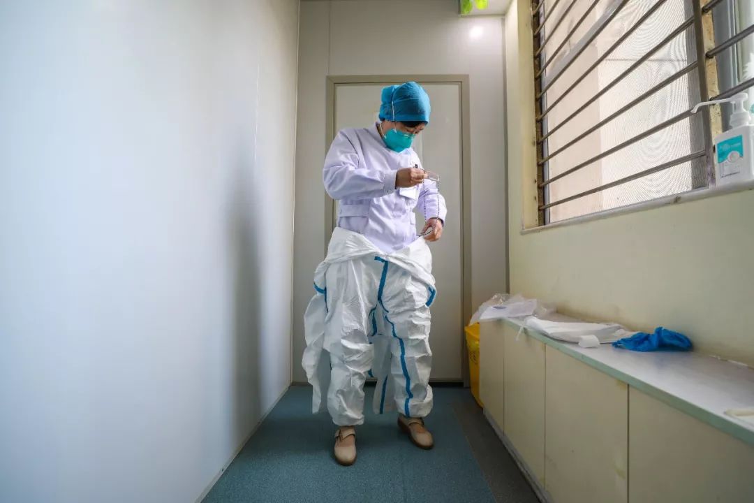 她最早判断出疫情并上报:这次把一生的眼泪流光了