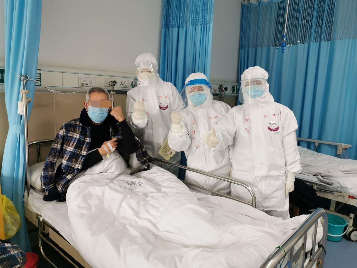 读特记者直击荆州战疫 | 这身防护服，隔离病毒，不隔离爱！