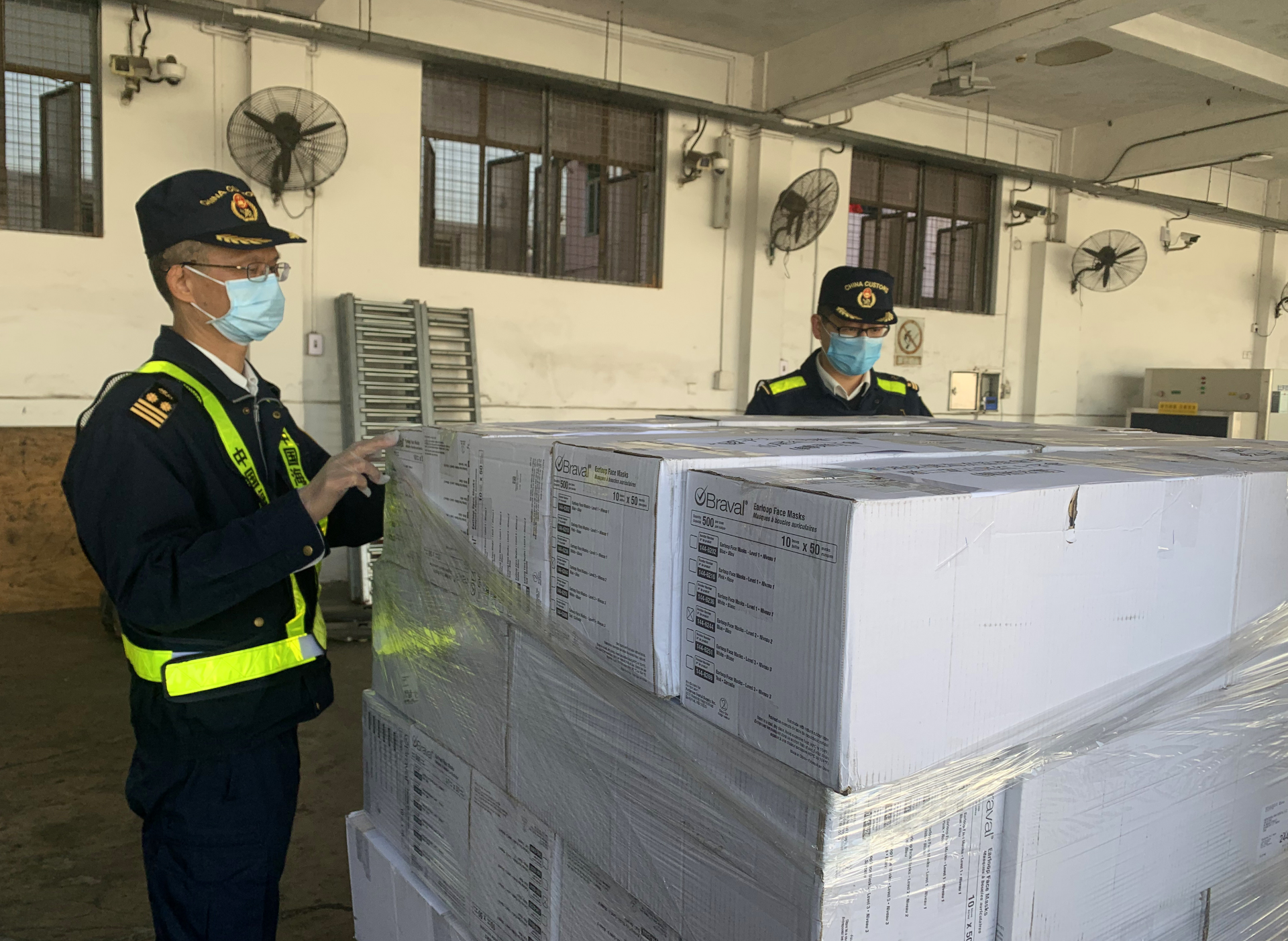 通关只用10分钟！文锦渡海关验放口罩10.5万个