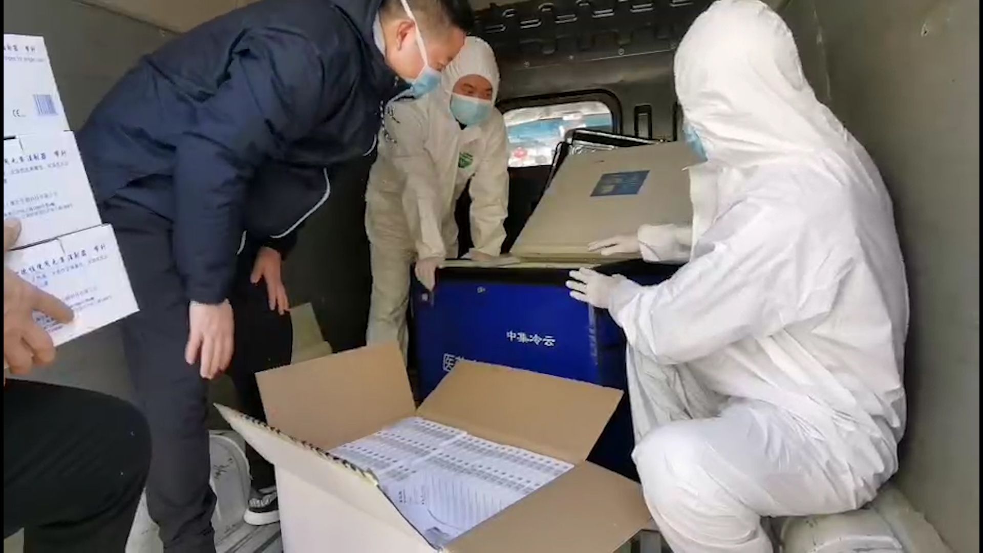读特记者直击荆州战疫·第六日｜荆州志愿者为深圳医疗队运送重要医用物资