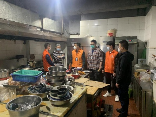 龙华区民泰社区夜间雷霆出击，整治“三小”场所