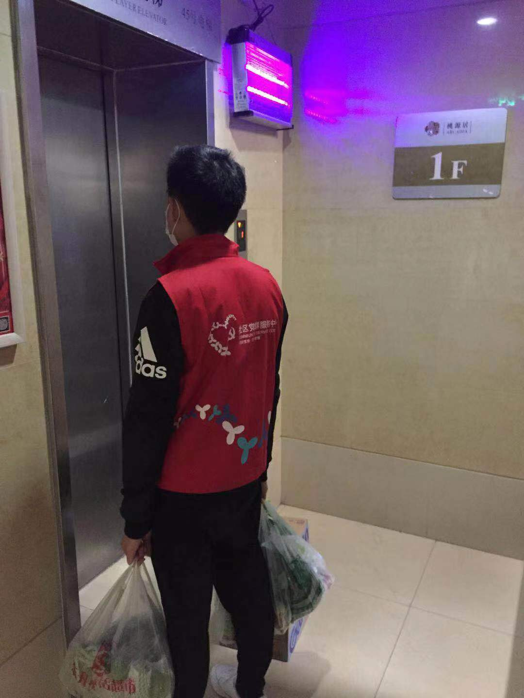 西乡桃源居6万人网购买菜电话定菜，社区工作人员义务跑腿