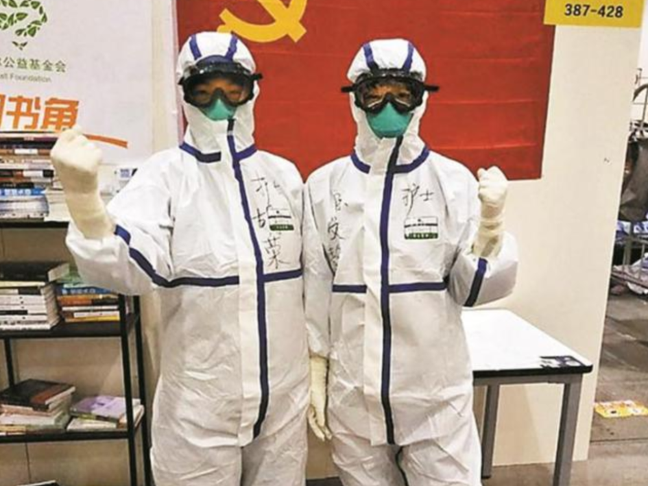 方舱内阿姨拍下我们工作的样子，超温暖！