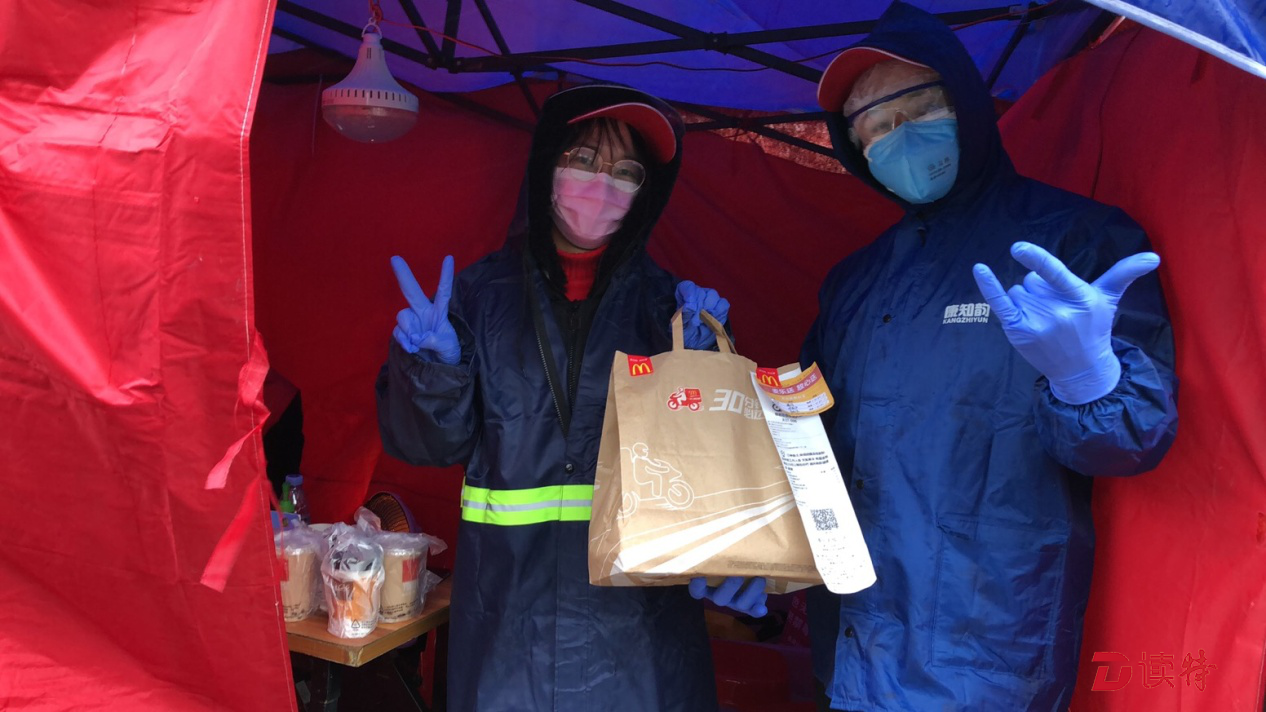 匿名热饮暖人心 一片赤诚抗疫情