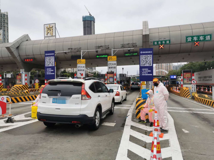返深车辆申报首日，车主大多现场扫码申报，高速出口有缓行