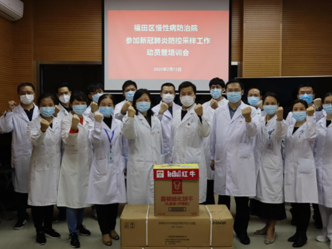 上门做咽拭子采样，福田慢病院疫情防控突击队不惧前行