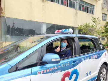 深圳出租车打造抗疫“暖心防护舱” 塑料膜隔离出租车驾驶员和乘客