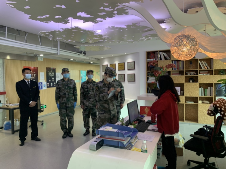 “人民武装为人民“，战疫前线的“逆行迷彩”