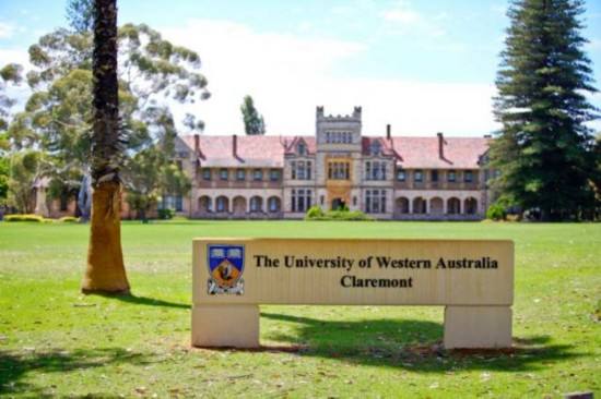 澳大利亚学校正常运行，总理等官员认为关闭学校弊大于利