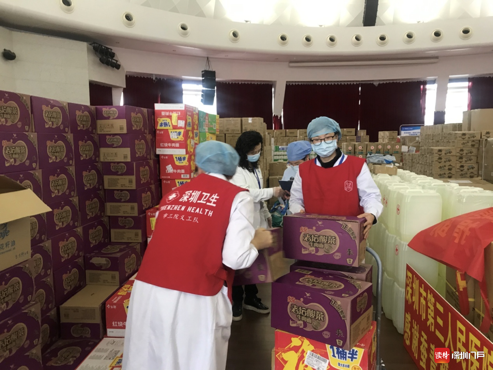 24小时坚守！深圳市三医院志愿者的忙碌身影 