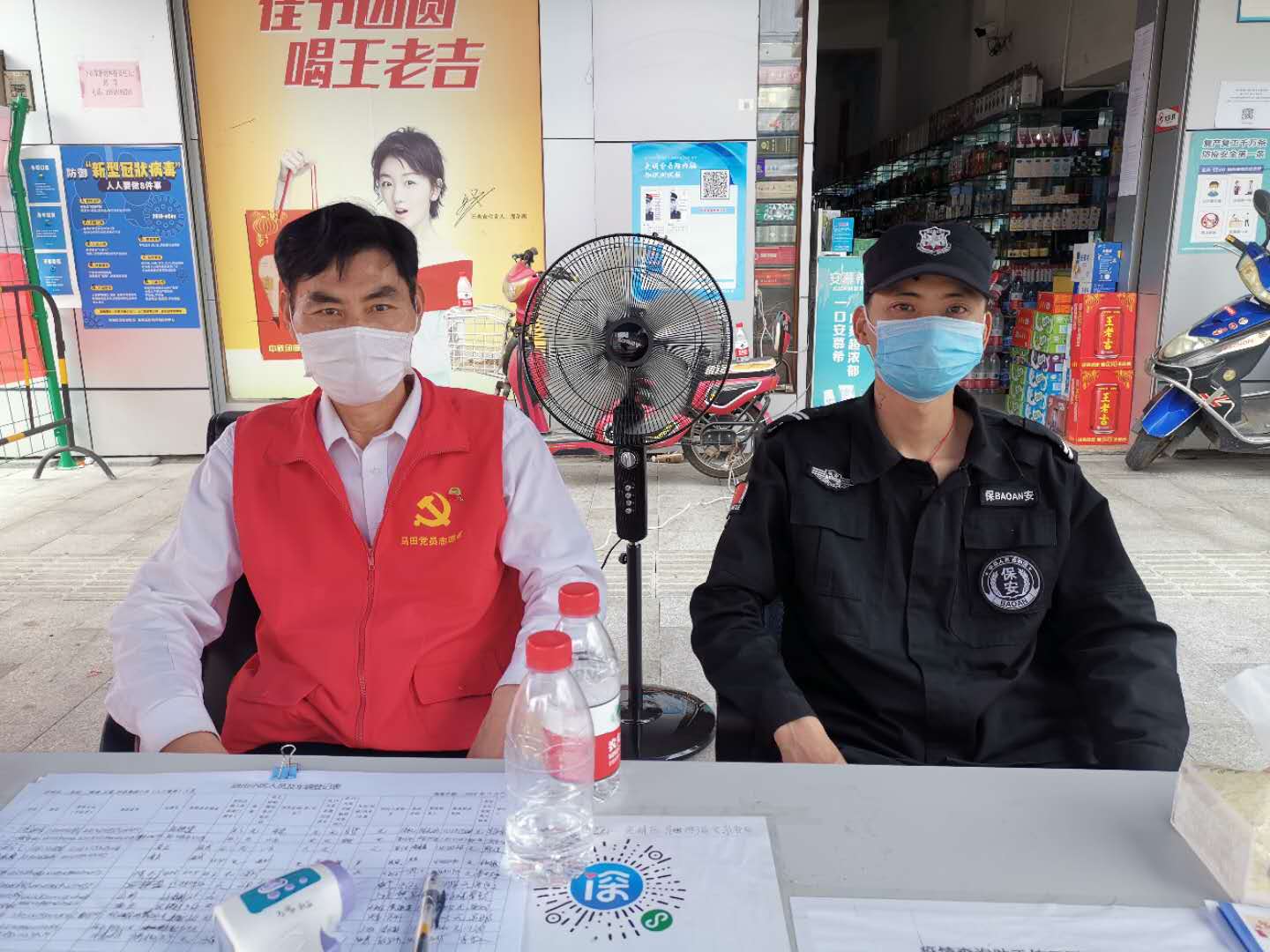 活跃在光明区石家社区防疫一线的红马甲
