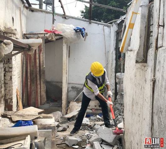 疫情防控拆违“两不误” 布吉拆除一市场周围乱搭建400平米