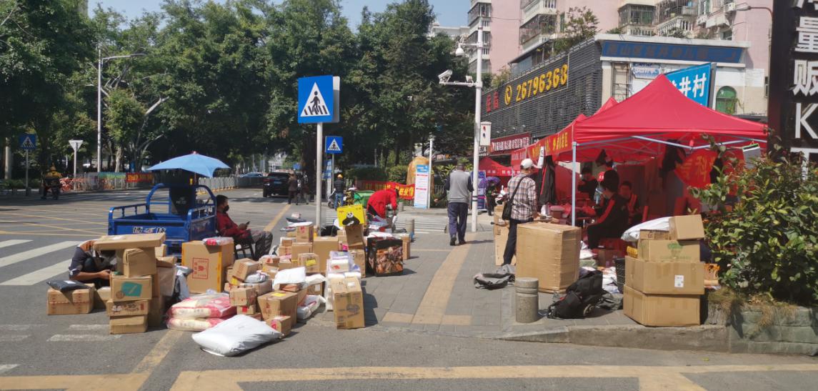 （重稿）多一分“龙光温度”“约法三章”请快递外卖小哥进社区 