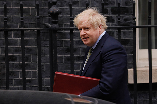 英国首相：将采取措施迫使民众留在家中