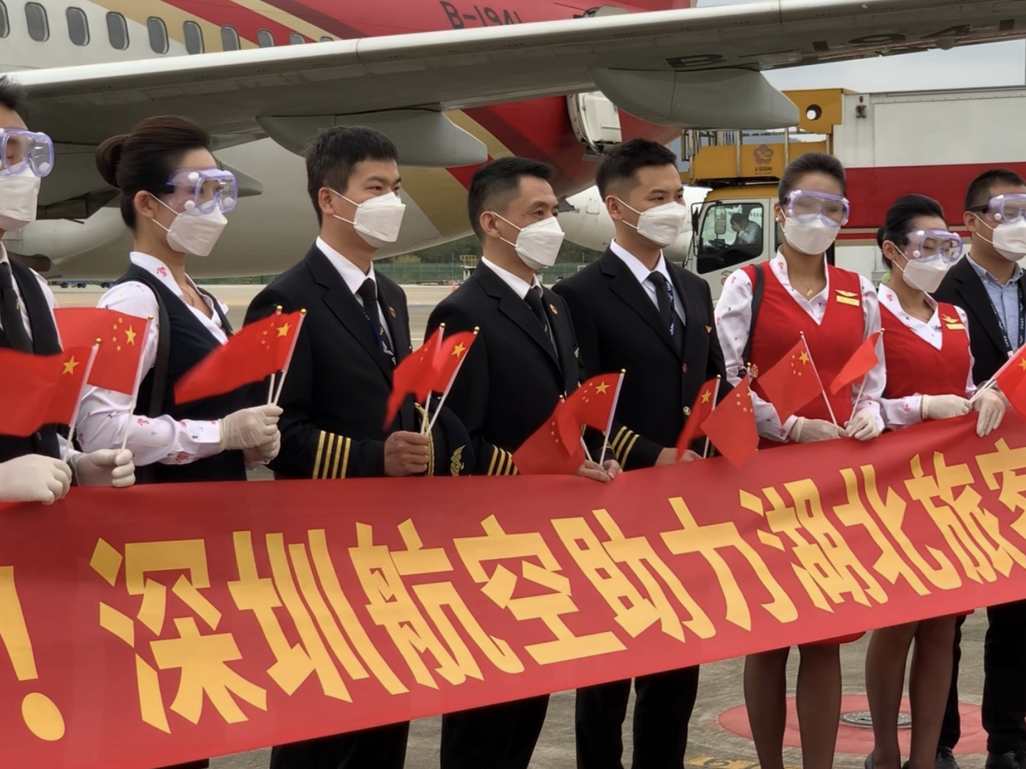 “此刻春光正好，我们送大家回家” 湖北民航今日恢复运营，152名旅客一早乘机返深 