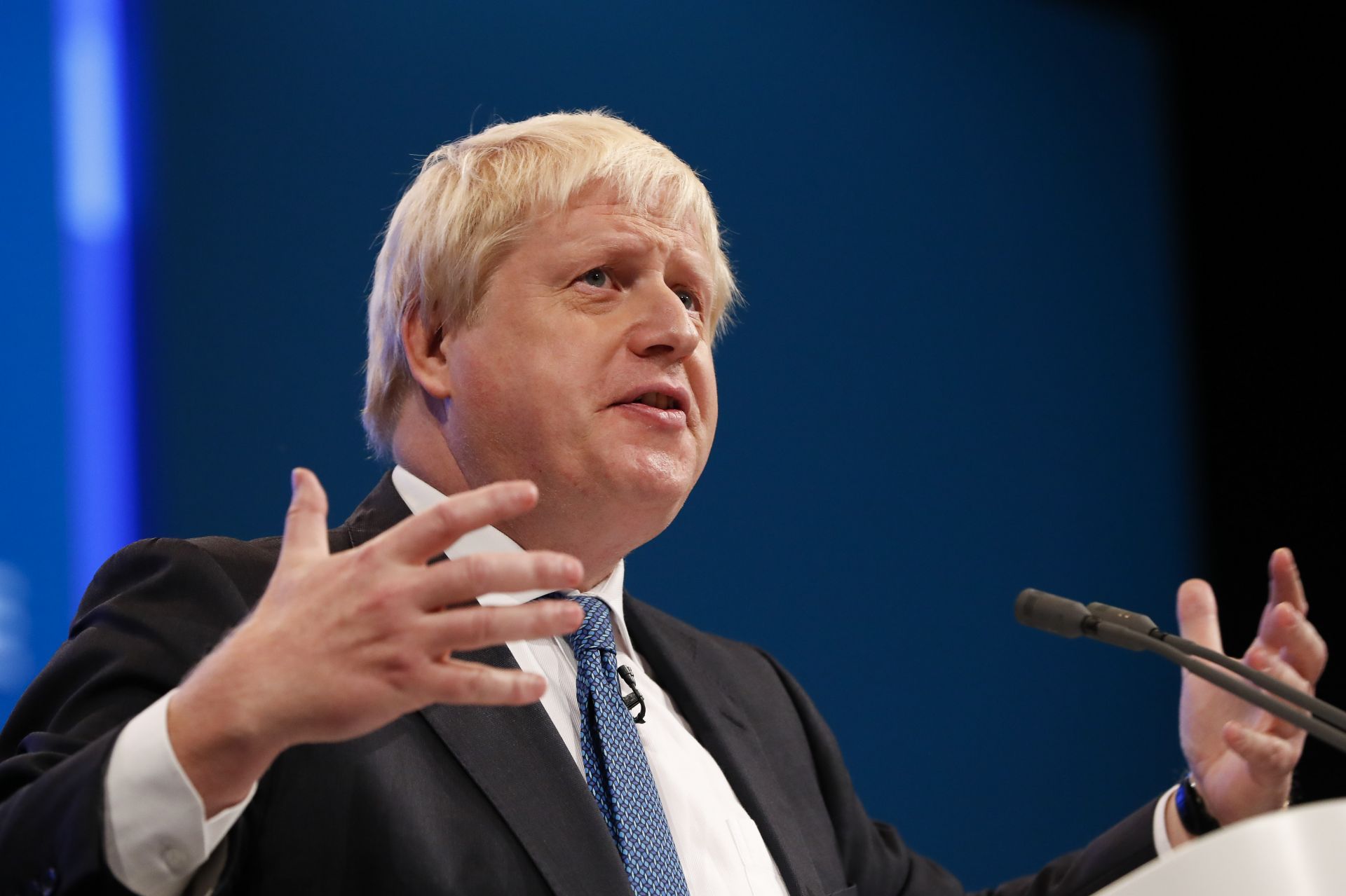 确诊感染新冠病毒 英国首相如何继续管理国家