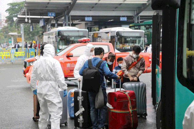 巴士集团迅速集结转运口岸机场入境旅客