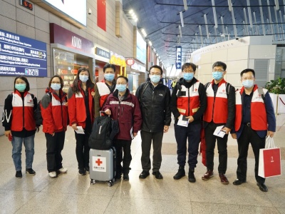 中国专家组启程赴意大利 一行9人从上海飞赴罗马