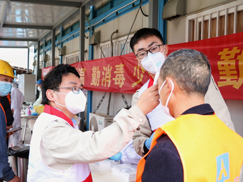 工地现场进行核酸检测  让返岗工人安心复工 
