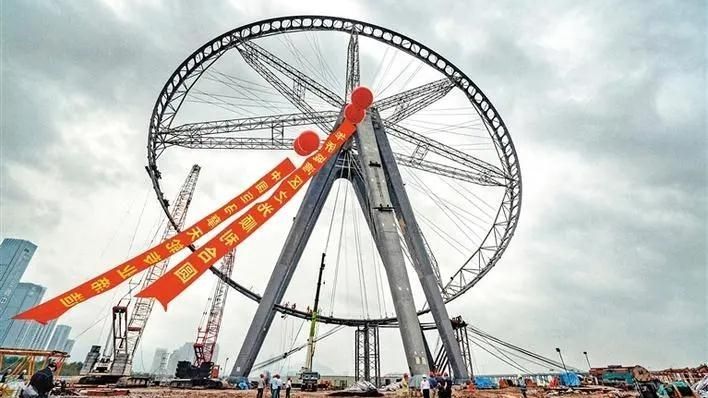 高128米的“湾区之光”摩天轮正式合圆，共28个轿厢每个可容纳25人
