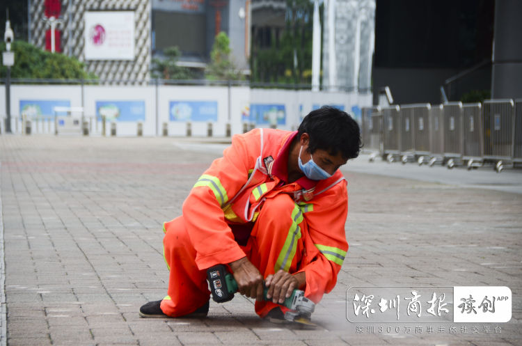 你1秒落地的口香糖，他要蹲下清理3分钟