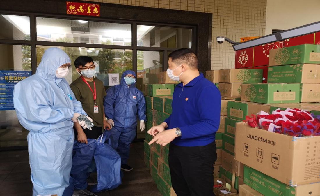 挨家挨户送惊喜！福保街道贴心服务隔离楼栋住户