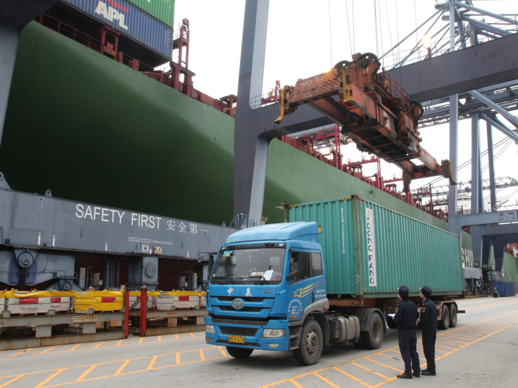 “抵港直装”打造出口“直通车”降低企业成本