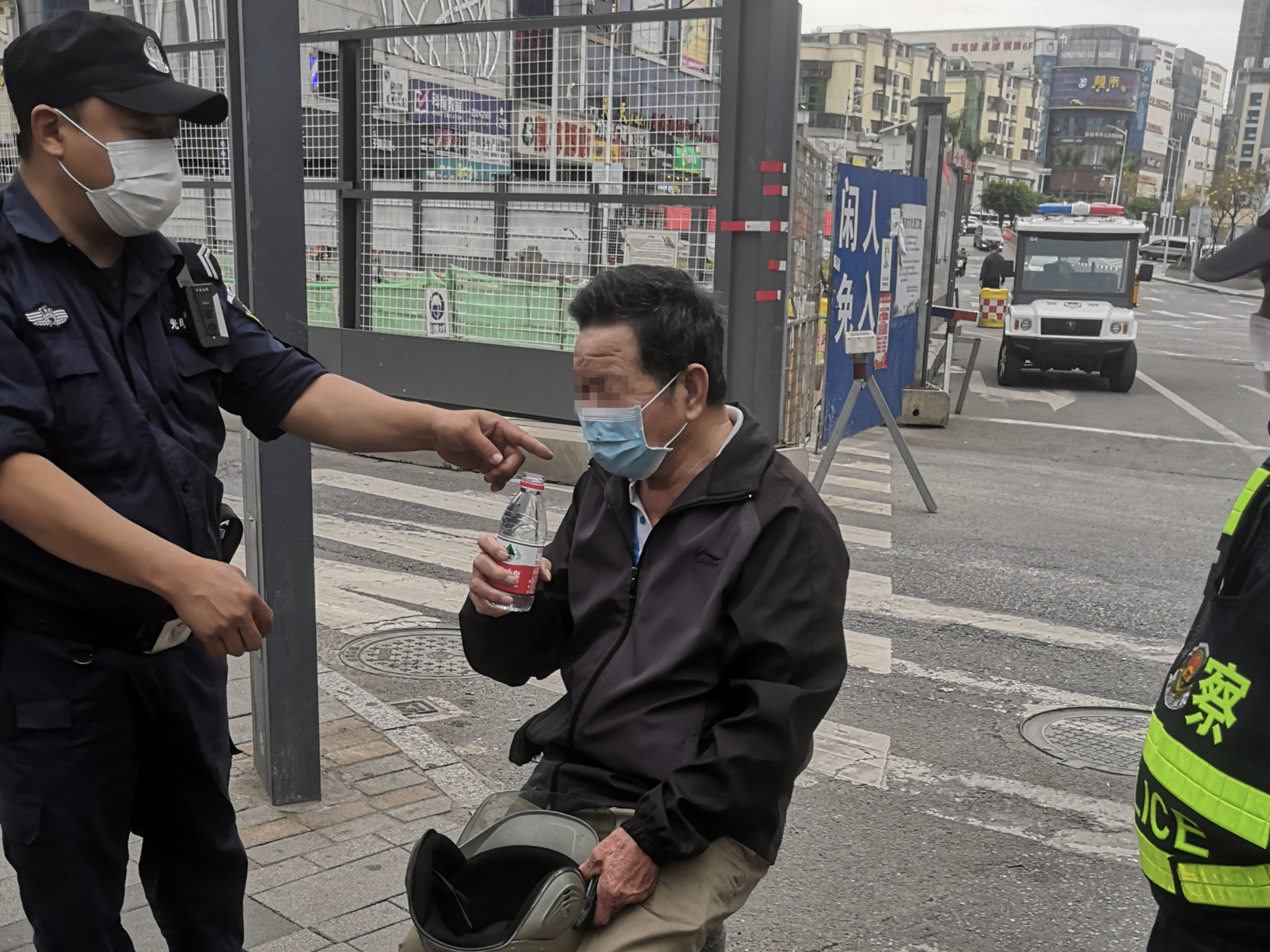 七旬老人骑车摔倒 巡警提出护送被婉拒