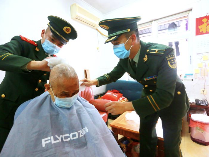 学雷锋纪念日 | 中英街上的活雷锋 