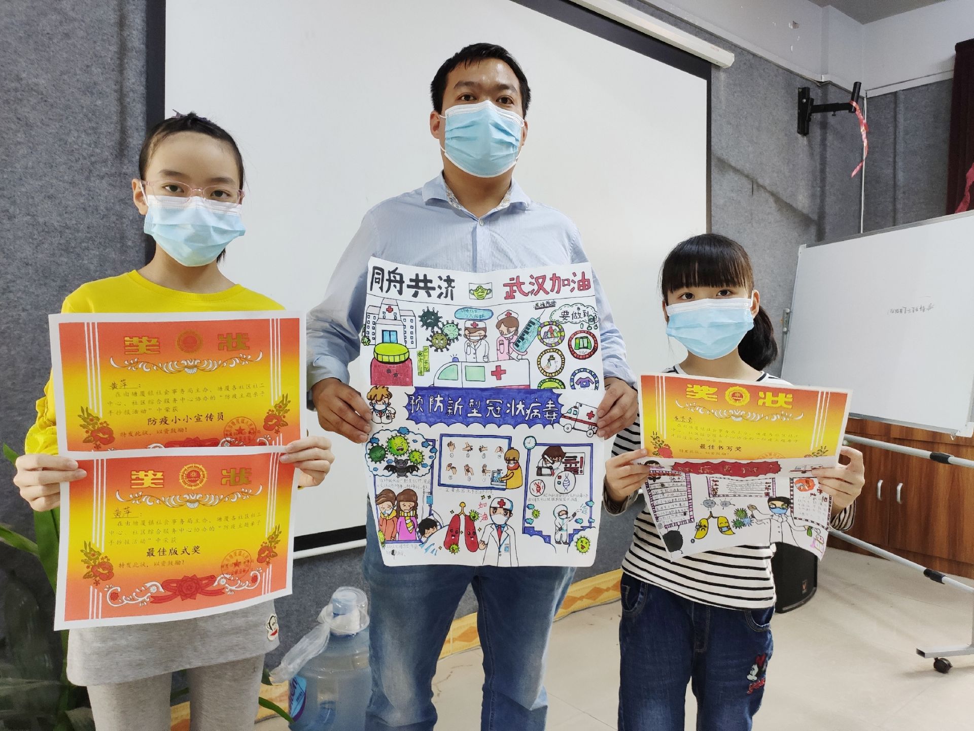 东莞青少年用画笔向逆行者致敬