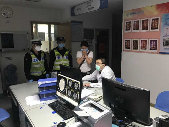 争分夺秒！男子突发疾病瘫坐路边，龙岗交警紧急救助