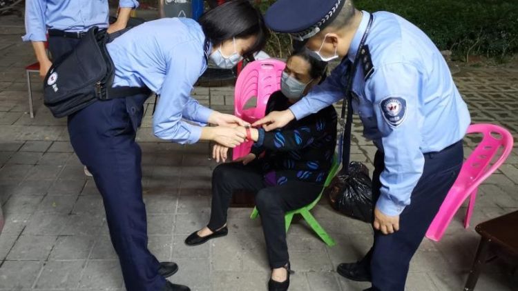 七旬老人外出迷路，西乡网格员热心救助送其回家