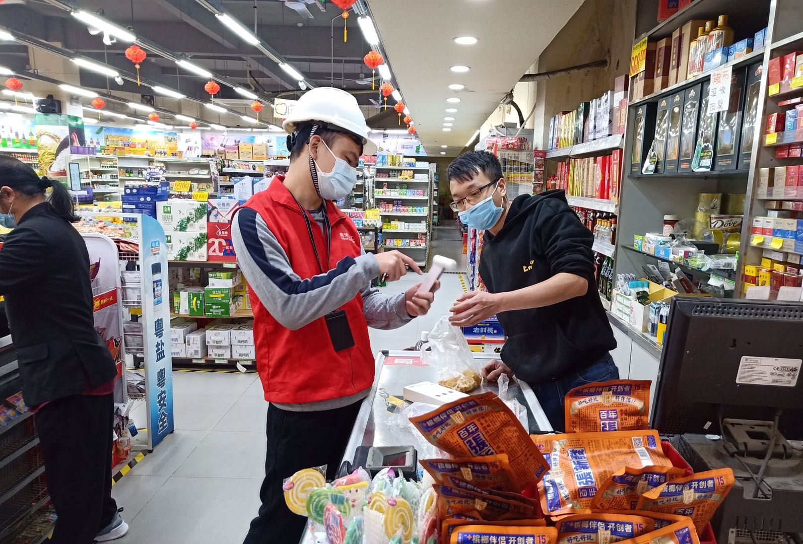 吃得苦 霸得蛮 耐得烦 南湾街道安全巡查队担起防疫防火双重责任