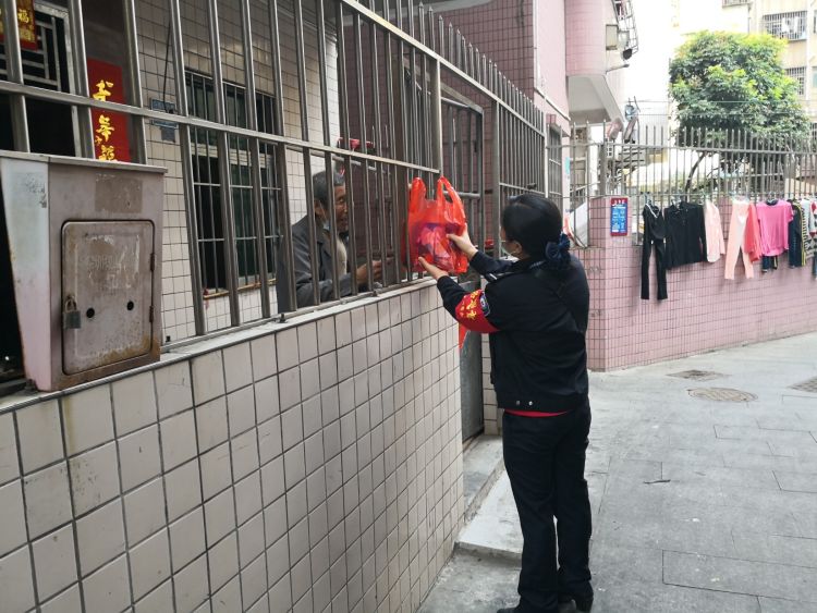 九旬老人被反锁家中，福永网格员及时救助