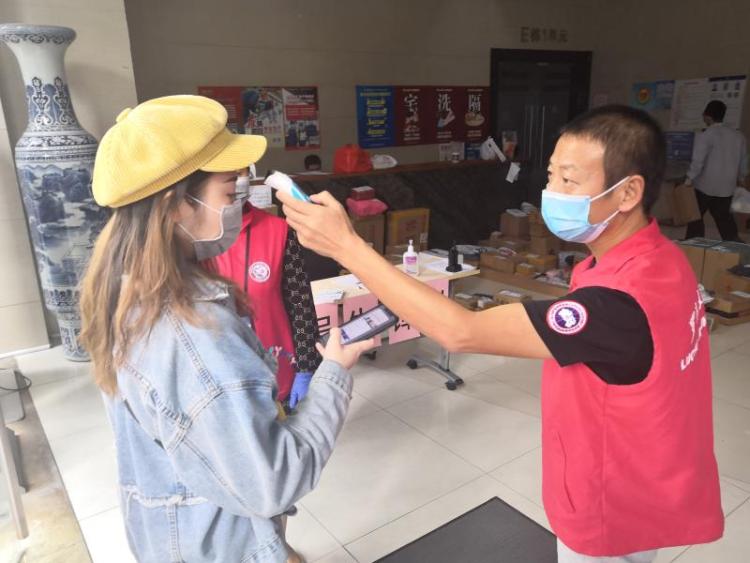每回倒三次地铁来老围！宅男变身抗“疫”战士