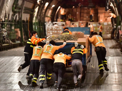 国际货运包机繁忙起落深圳机场  一周近400吨防疫物资运往海外