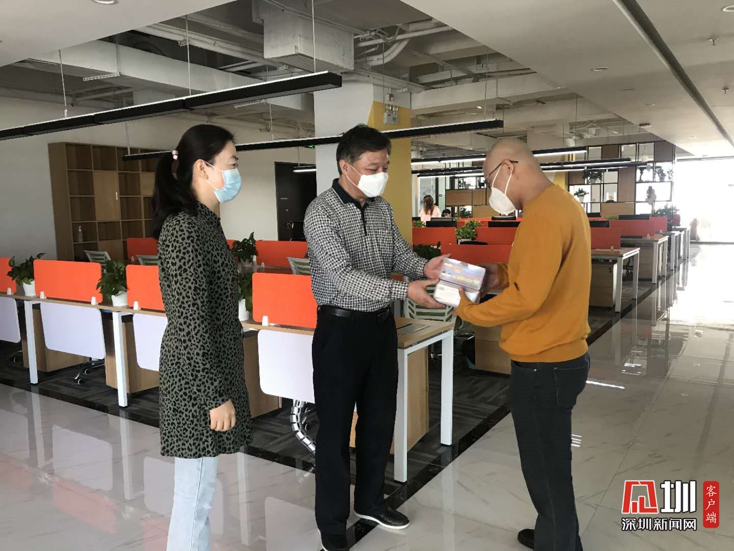龙岗城投暖心团队送口罩到园区企业 助力复产复工