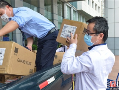 一条短信发送后 深圳爱心老板送来2万只口罩和数百套防护服 