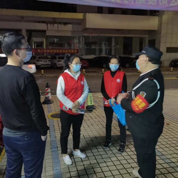 暖心！福保街道明月社区深夜为归国学子搭建爱心送餐桥梁