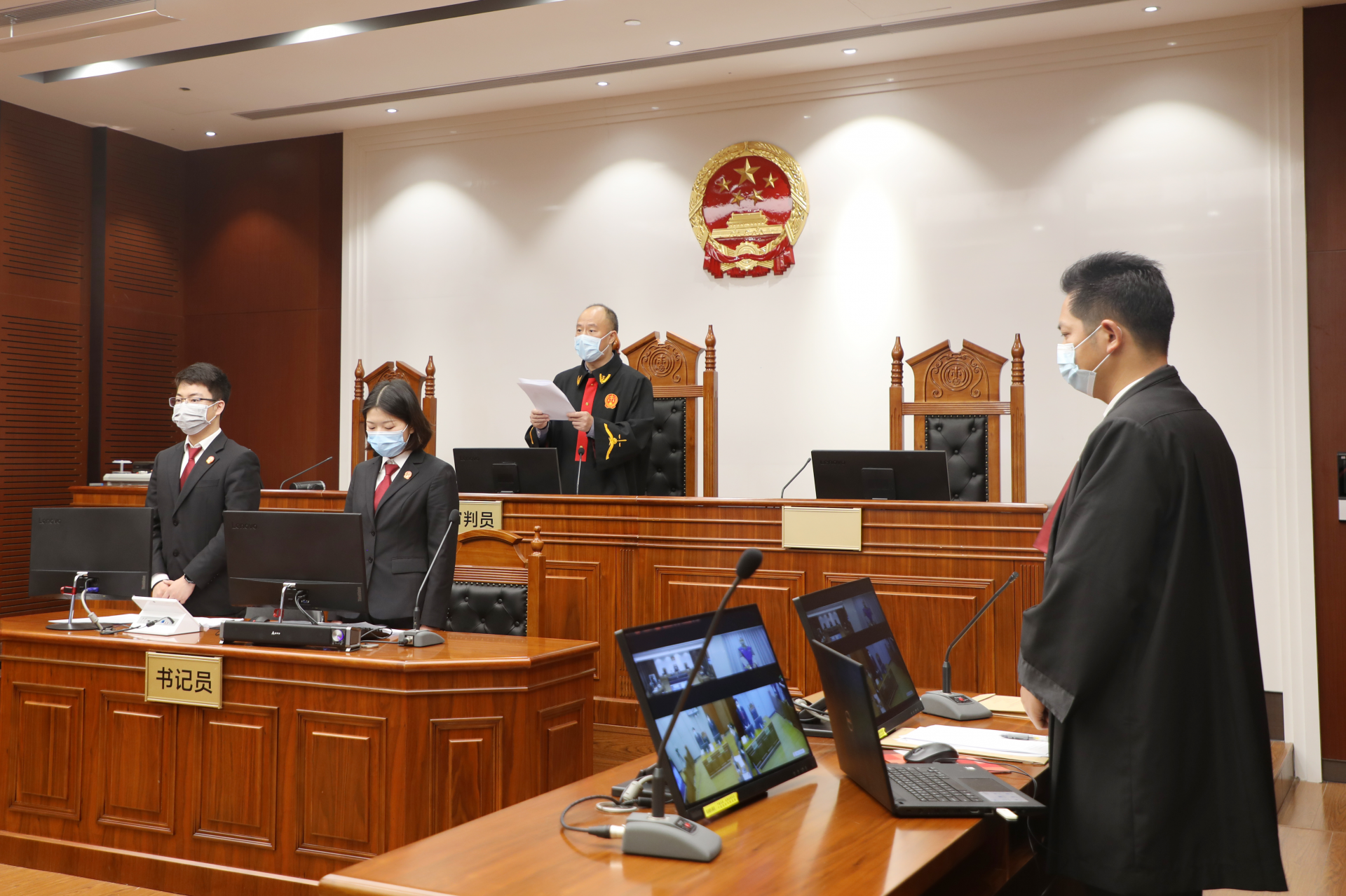 裸露敏感部位，咬伤民警……被告人妨害防疫检疫工作领刑9个月