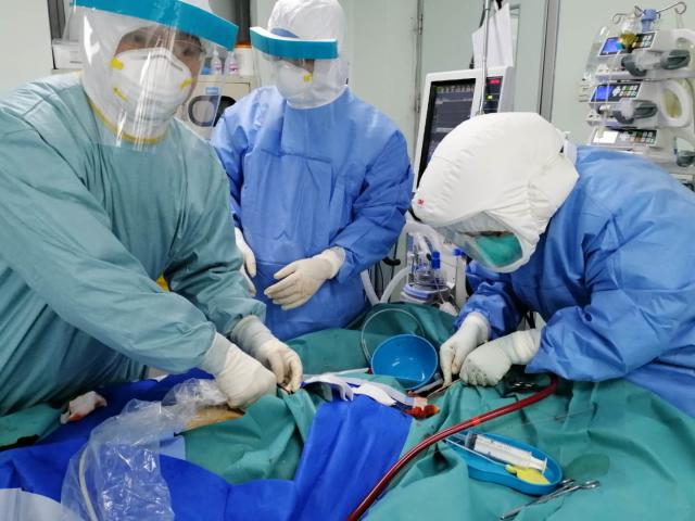 深圳重症、危重症患者清零的背后：每人一套方案 精细化治疗到每分钟