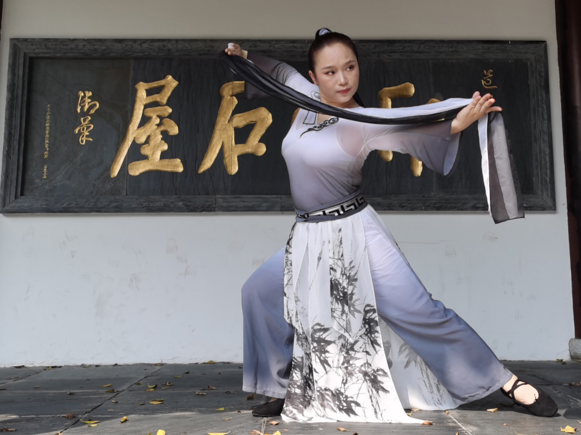 刘婵老师带来《“艺”起战疫展览馆》,为打赢疫情防控阻击战贡献文艺力量