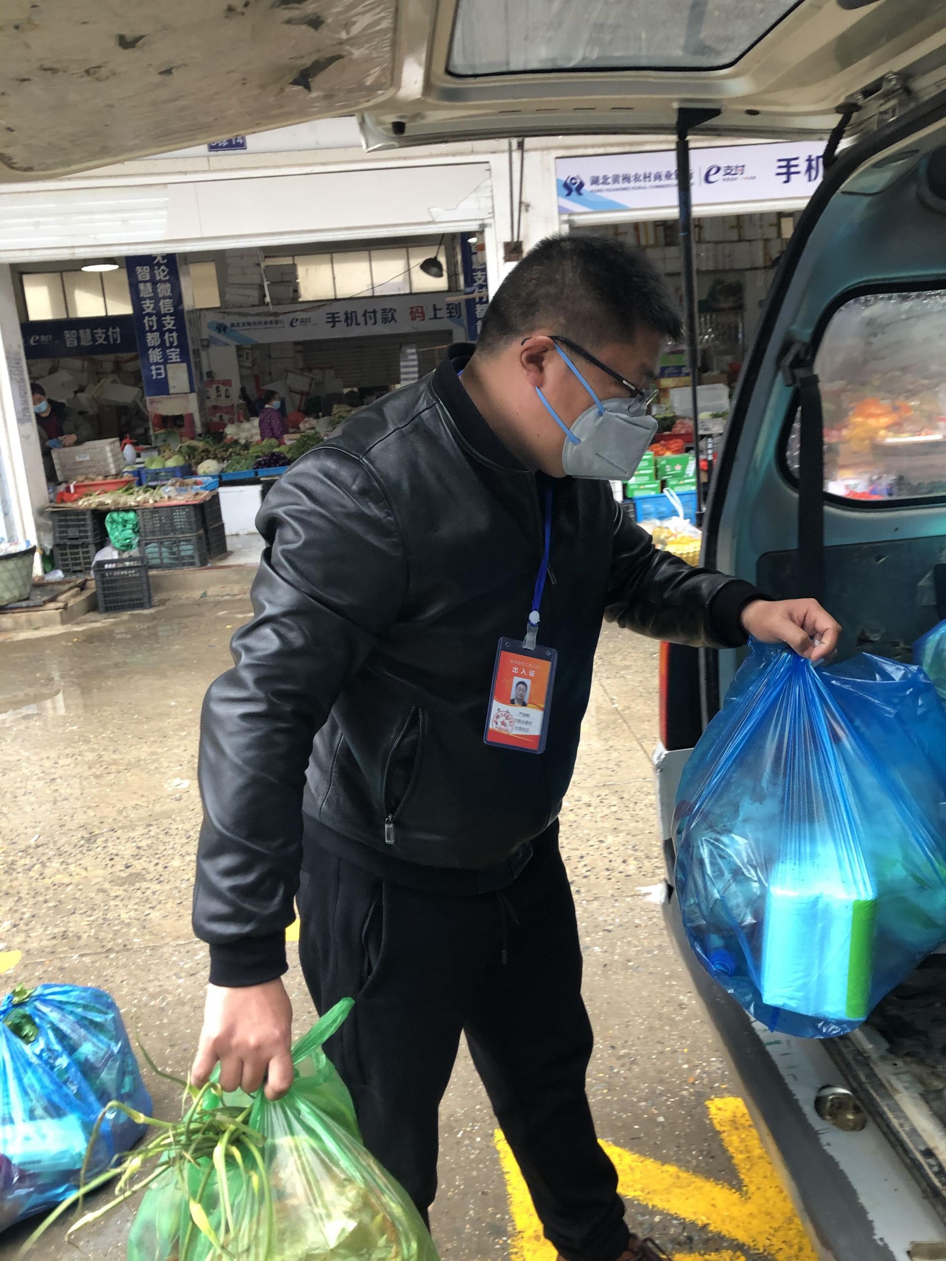 在湖北当志愿者的严叔锋：为生病的城市做点力所能及的事