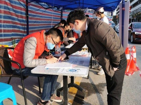 东坑社区防疫卡点副卡长杨磊：尽心守护居民安全