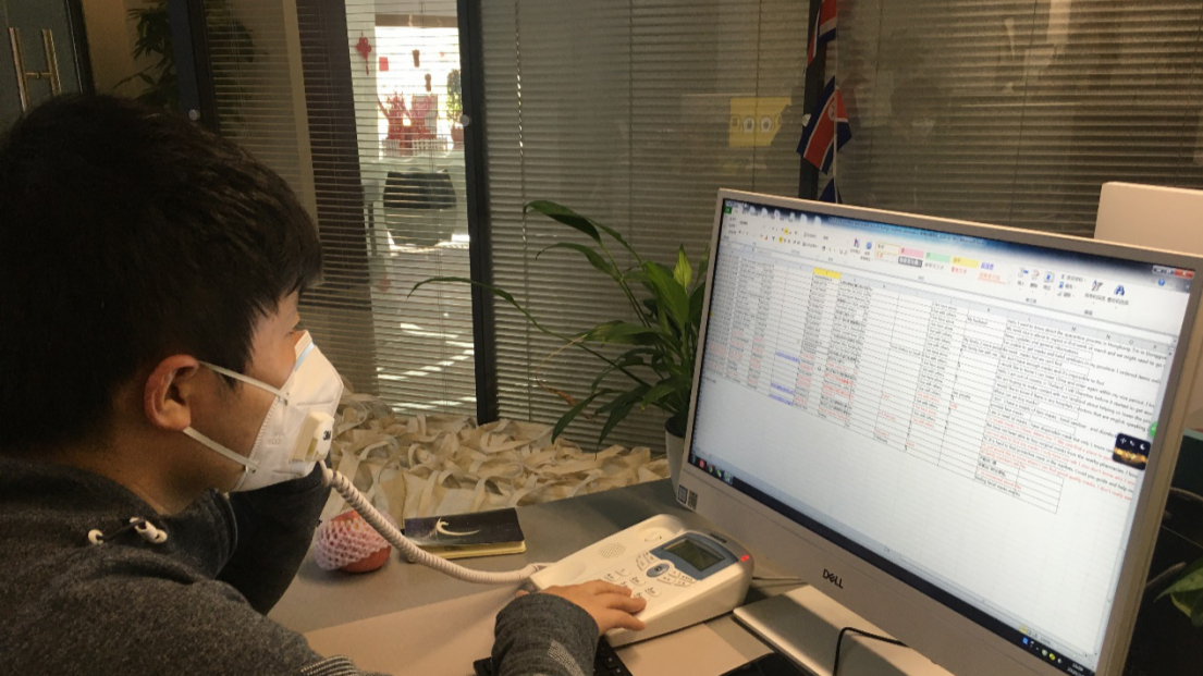 “现在在外面接隔离的外国人，中午回复你”——深圳青年涉外社工的抗疫故事