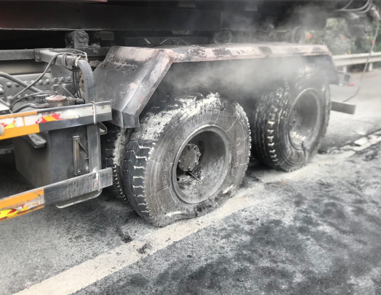 货车高速公路突然起火 公交司机偶遇及时扑灭