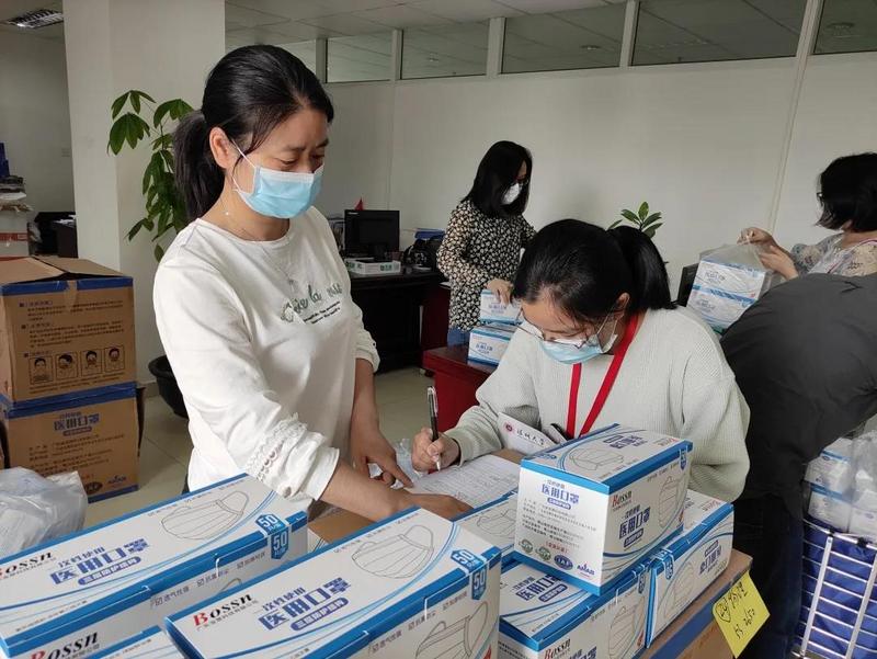 深大向762名海外师生寄出防疫包裹 内有护目镜和50个口罩