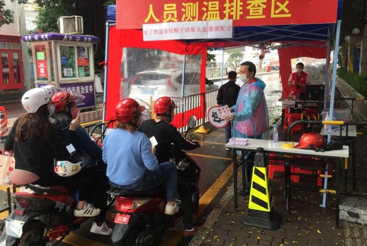 严查不戴头盔  筑牢疫情期间交通安全防线