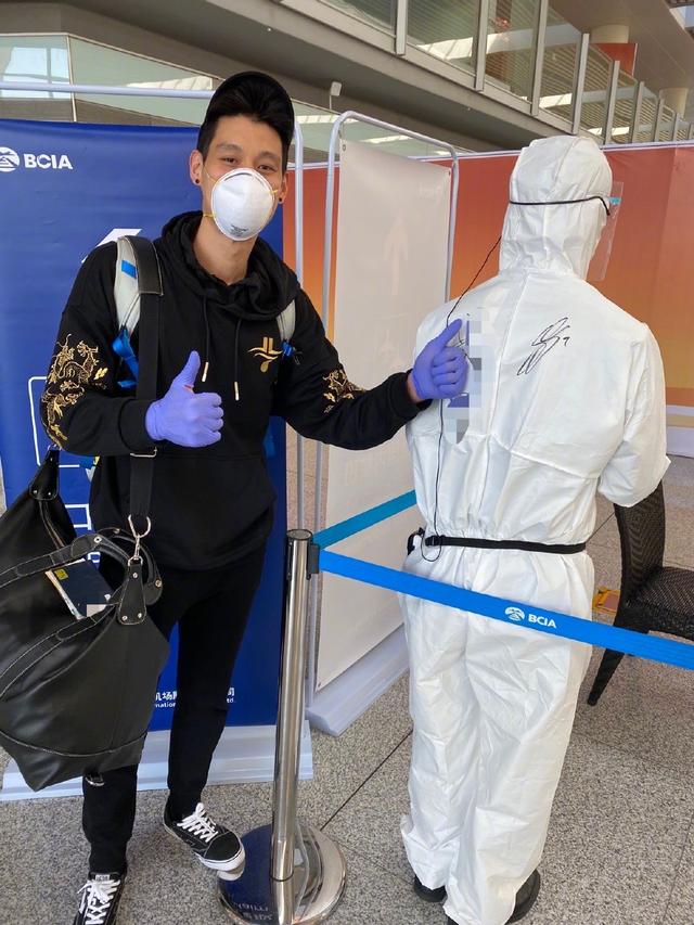 林书豪经40小时旅程返回中国，期间机场过夜，隔离14天后备战联赛