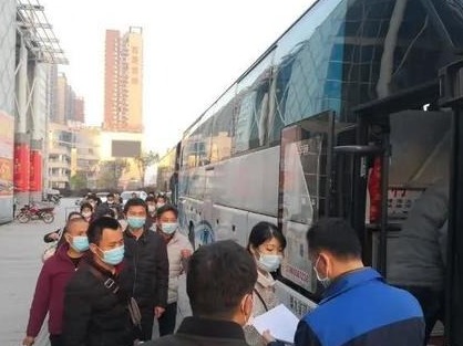 监利：点对点接送外出务工人员 